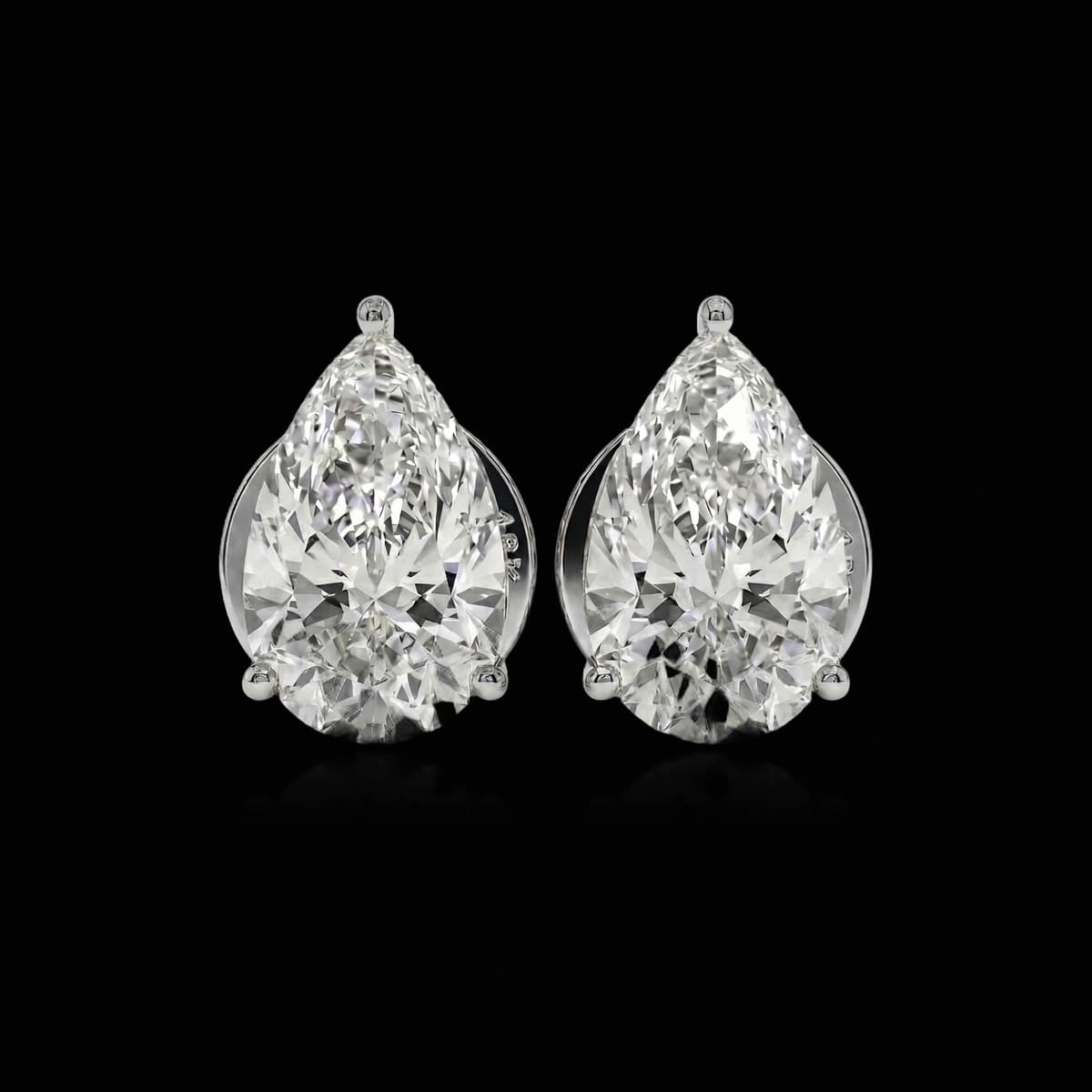 Pear-shaped diamond stud earrings