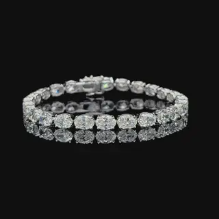 Oval-cut diamond tennis bracelet