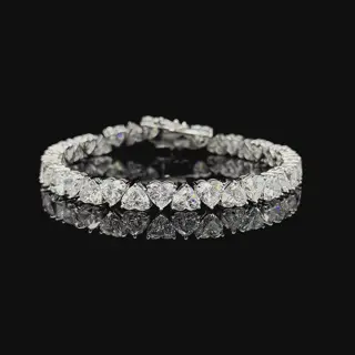 Heart-shaped diamond tennis bracelet