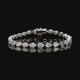 Pear-shaped diamond tennis bracelet